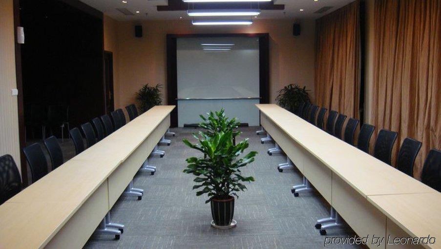 Pujiang Expo Hotel 3*