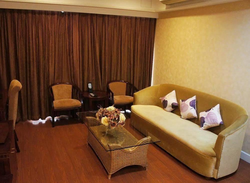 Pujiang Expo Hotel 3*