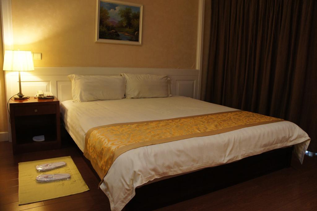 Pujiang Expo Hotel 3*