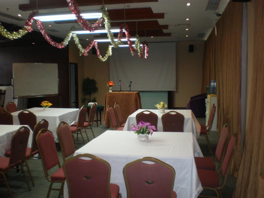 Pujiang Expo Hotel 3*